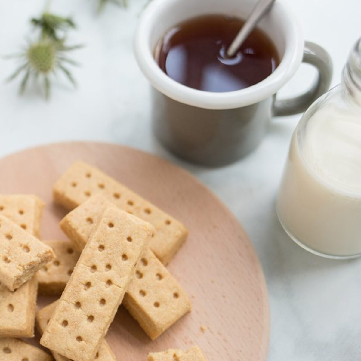 Walkers Shortbread Vintage Keepsake Tin featuring buttery Scottish shortbread and a vintage design