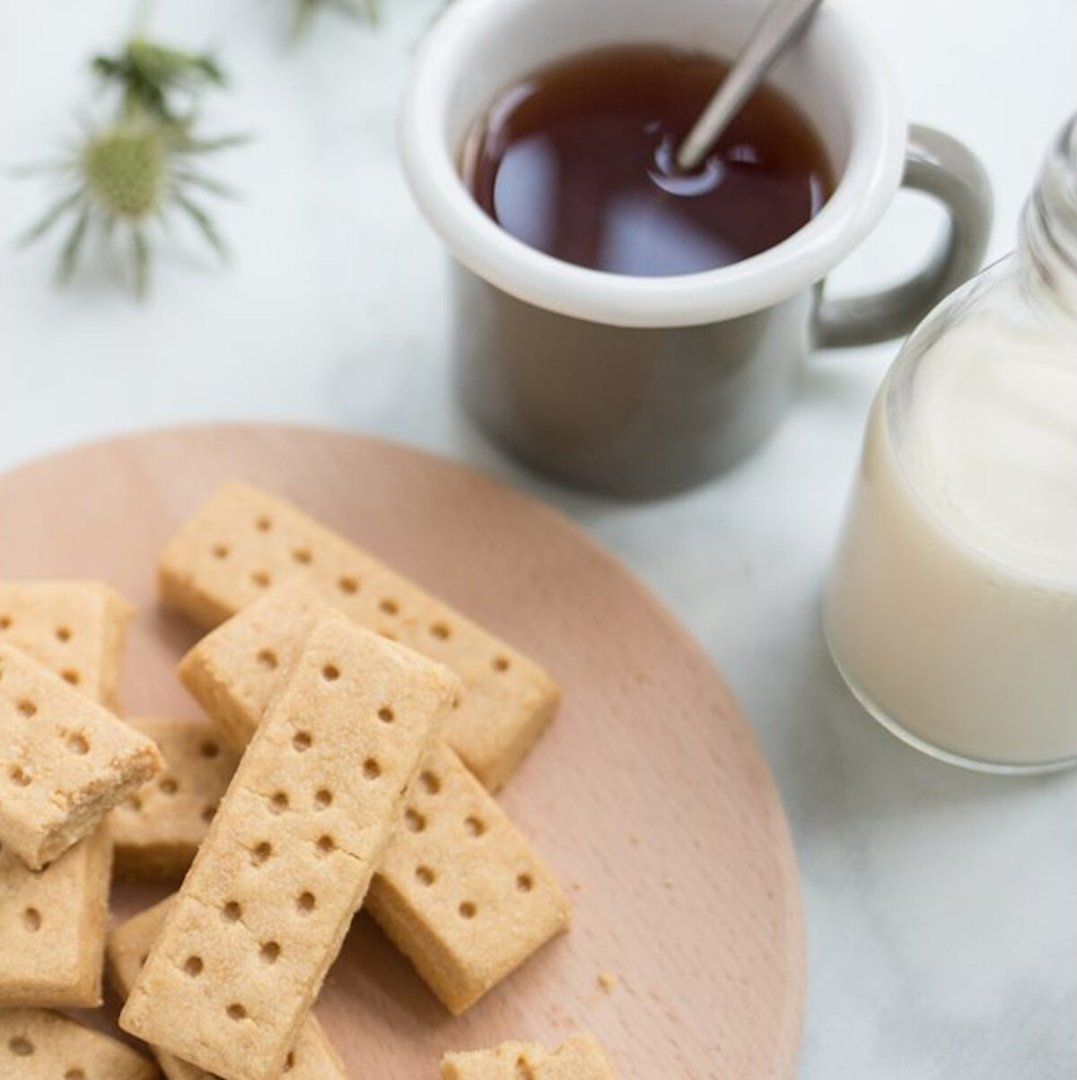 Walkers Shortbread Vintage Keepsake Tin featuring buttery Scottish shortbread and a vintage design